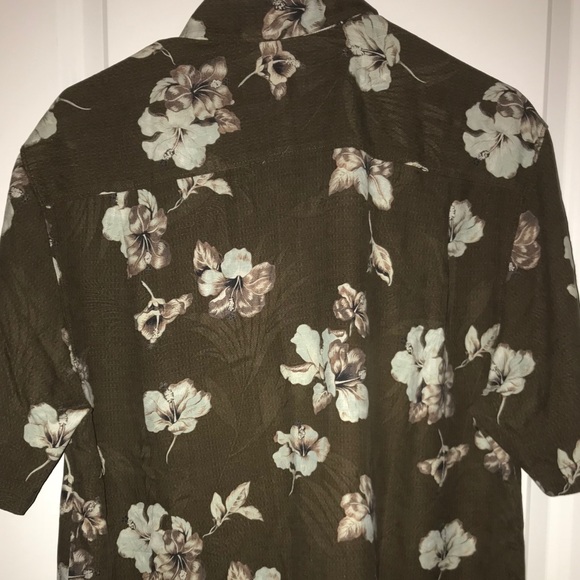 Brand New Tommy Bahama Short sleeve Button up! 🌺 - Picture 2 of 3